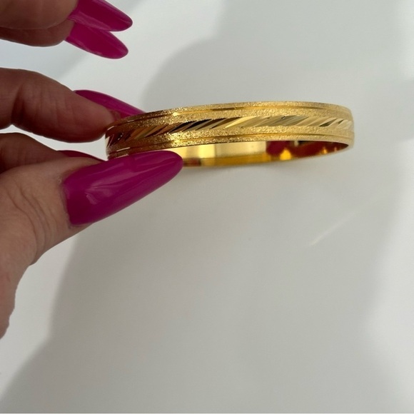 Trifari gold tone etched bracelet - Picture 5 of 8